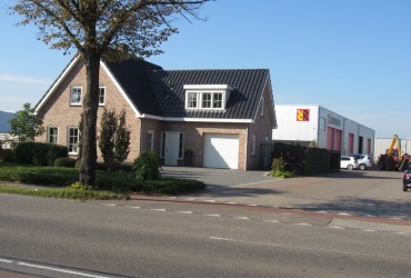Woning met bedrijfshal te Roosendaal
