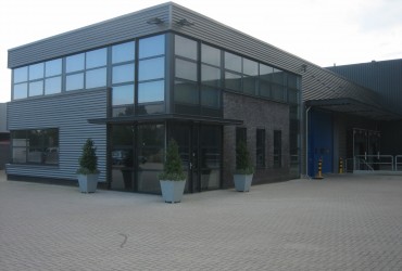 Kantoor met bedrijfshal, logistieke sector te Zevenbergen