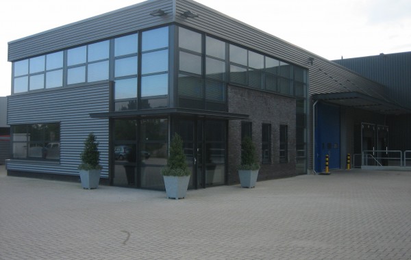 Kantoor met bedrijfshal, logistieke sector te Zevenbergen
